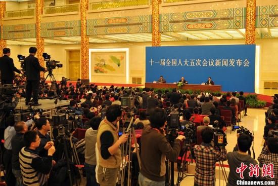 3月4日上午,十一届全国人大五次会议在人民大会堂三楼金色大厅举行新闻发布会,由大会发言人李肇星就会议议程和人大工作相关的问题回答中外记者的提问。图为发布会现场。中新网记者 金硕 摄