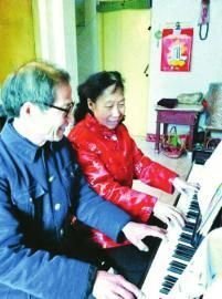 老人捡垃圾16年攒钱 为老伴买钢琴帮其圆梦(图)